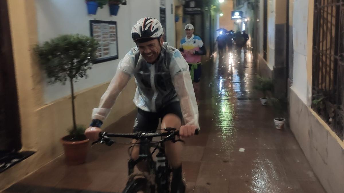 Los participantes que iniciaron el reto el viernes tuvieron que soportar la intensa lluvia y viento que hubo durante todo el recorrido.