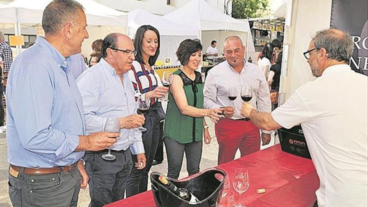 Jaime Martínez (2º por la izquierda), en una de las anteriores ediciones de la Fira del Vi de les Useres