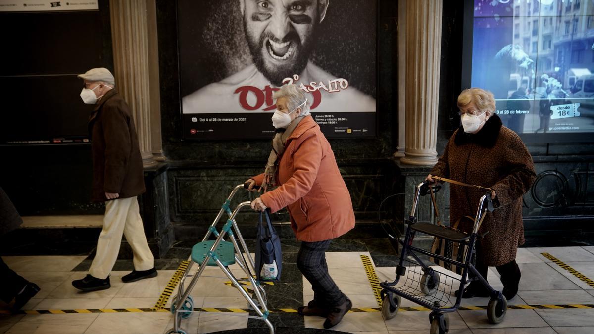 Ancianos visitan el teatro después de vacunarse contra el covid-19. FOTO: JOSÉ LUIS ROCA