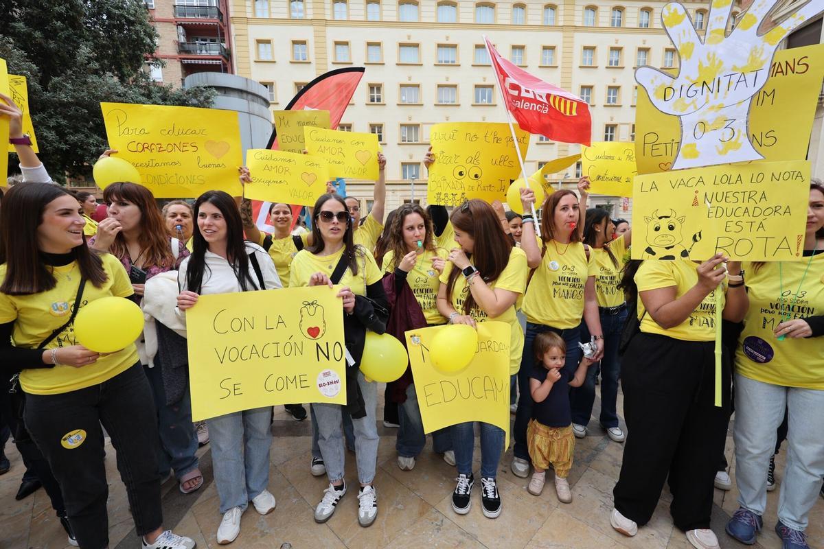 07/05/2026 | Plaza de las Aulas, Castellón | Concentración de trabajadoras de las escuelas infantiles durante la huelga educativa