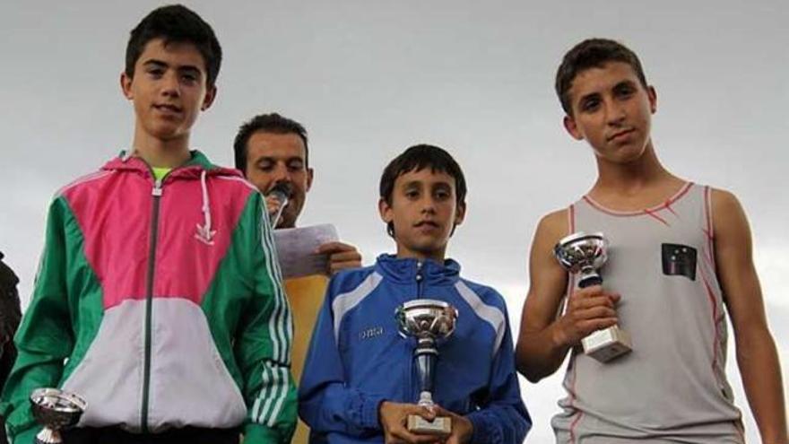 Antonio Criado en el podio de Pego con el trofeo.