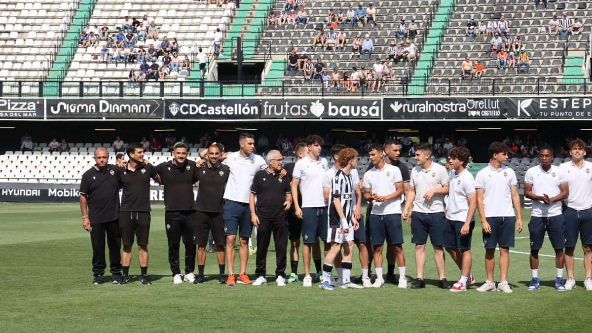 Yeremy de León junto a sus excompañeros del Juvenil A