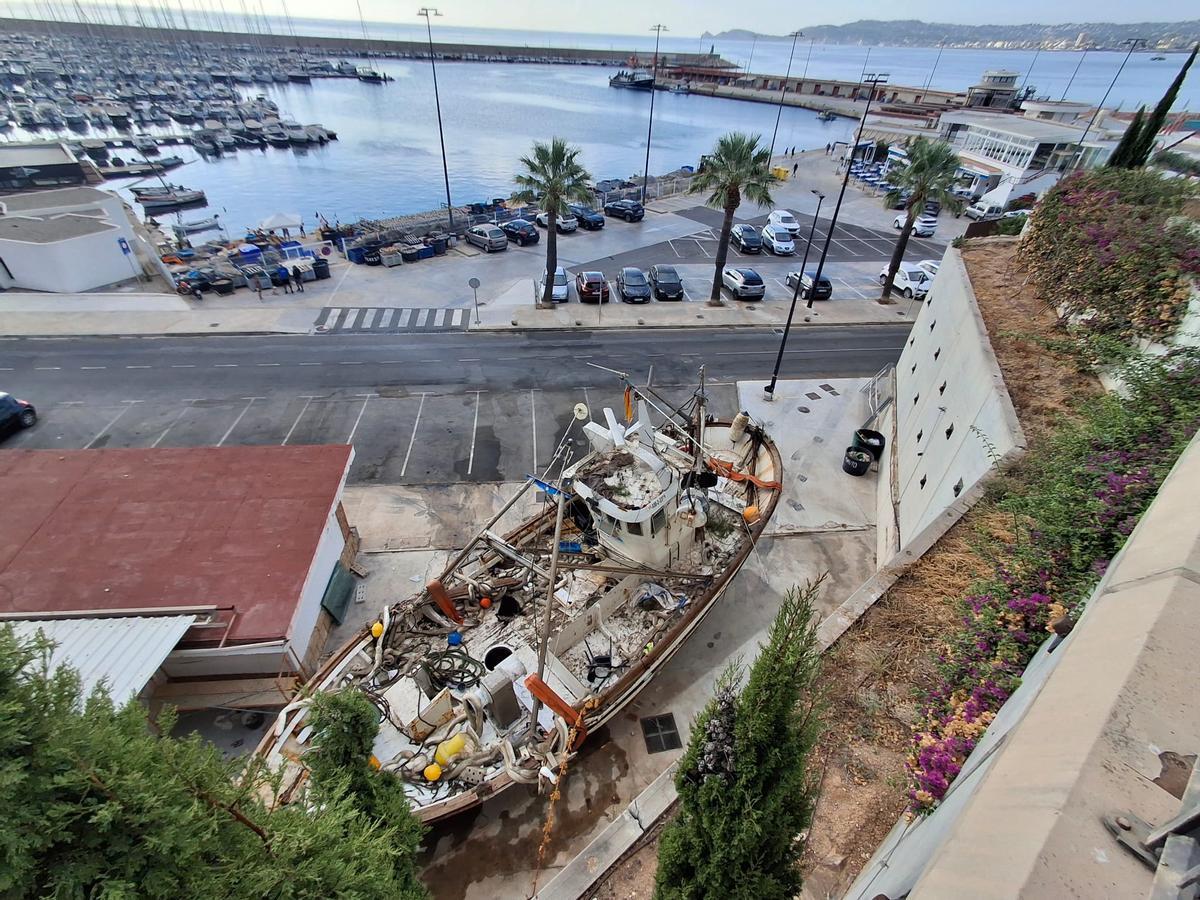 El barco permanecerá "arrinconado" junto a los locales de los pescadores hasta que se lo lleven para desguazarlo