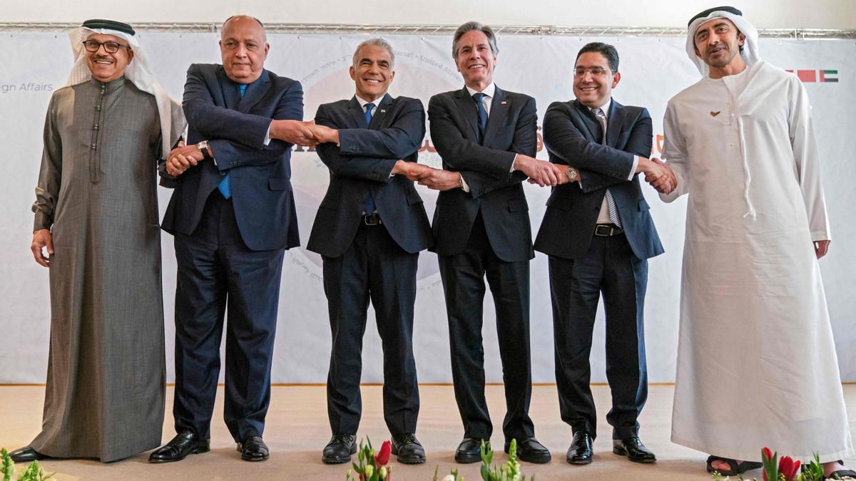 Los ministros de Exteriores de Bahréin, Abdullatif bin Rashid al-Zayani; Egipto, Sameh Shoukry; Israel, Yair Lapid; el secretario de Estado de EEUU, Antony Blinken; el titular de Exteriores de Marruecos, Nasser Bourita, y el de Emiratos Árabes Unidos, Abdullah bin Zayed al-Nahyan, posan para la foto de grupo.