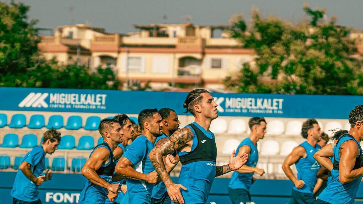 La plantilla del CD Atlético Baleares entrenando.