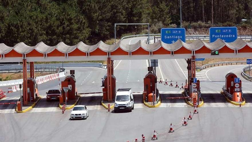 Estación de peaje de la autopista en Curro, donde se conecta con la autovía do Salnés. // R. Vázquez