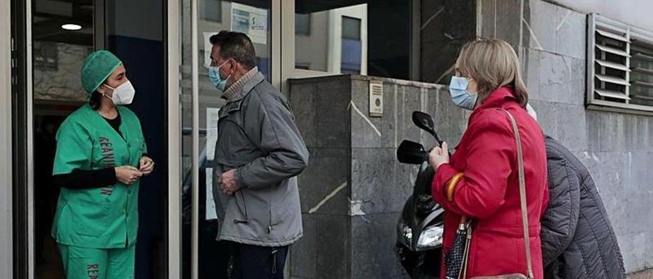 Zona de entrada del centro de salud de La Calzada II (Gijón). | Marcos León