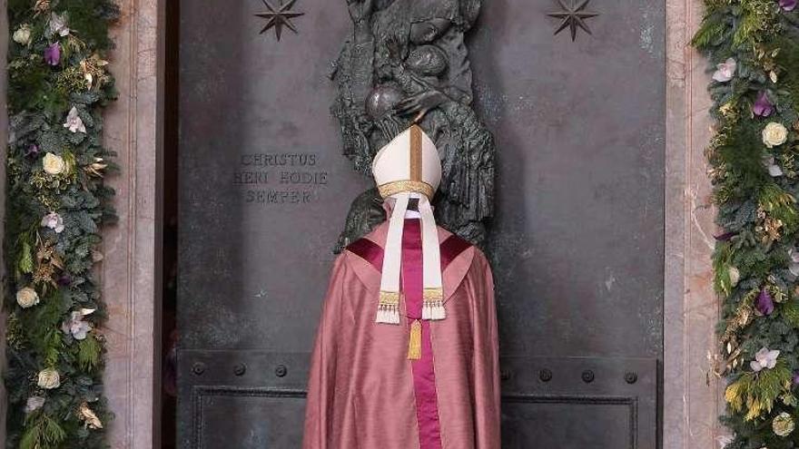 El Papa Francisco, ante la puerta santa de la catedral de Roma.