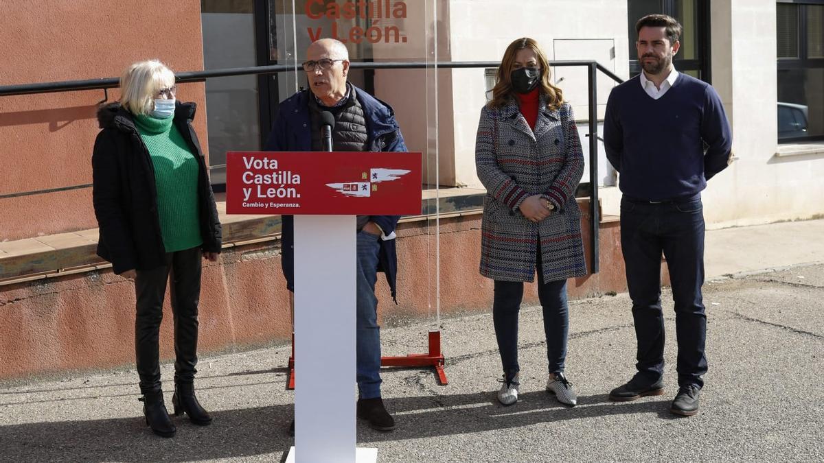 El alcalde de Coreses junto a responsables socialistas denuncian el cierre del Centro de Día