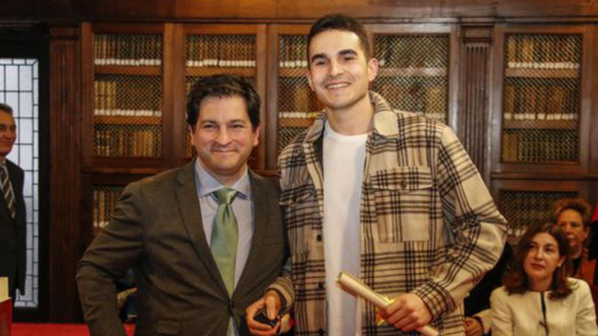 Pablo Peña recoge su premio de manos de Esteban Gómez. |  | PABLO SOLARES