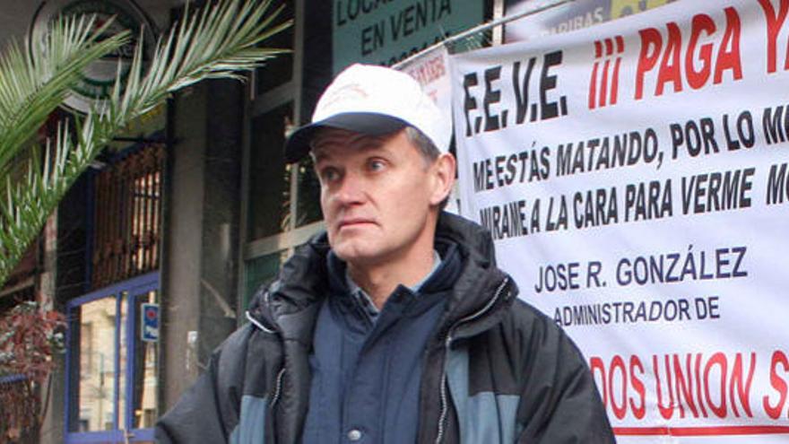 José Ramón González ante la sede de FEVE en Madrid. /