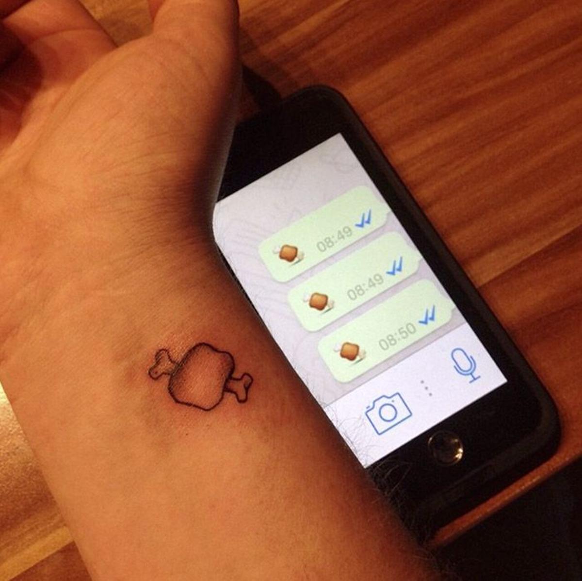 Tatuajes con emojis: carne y hueso