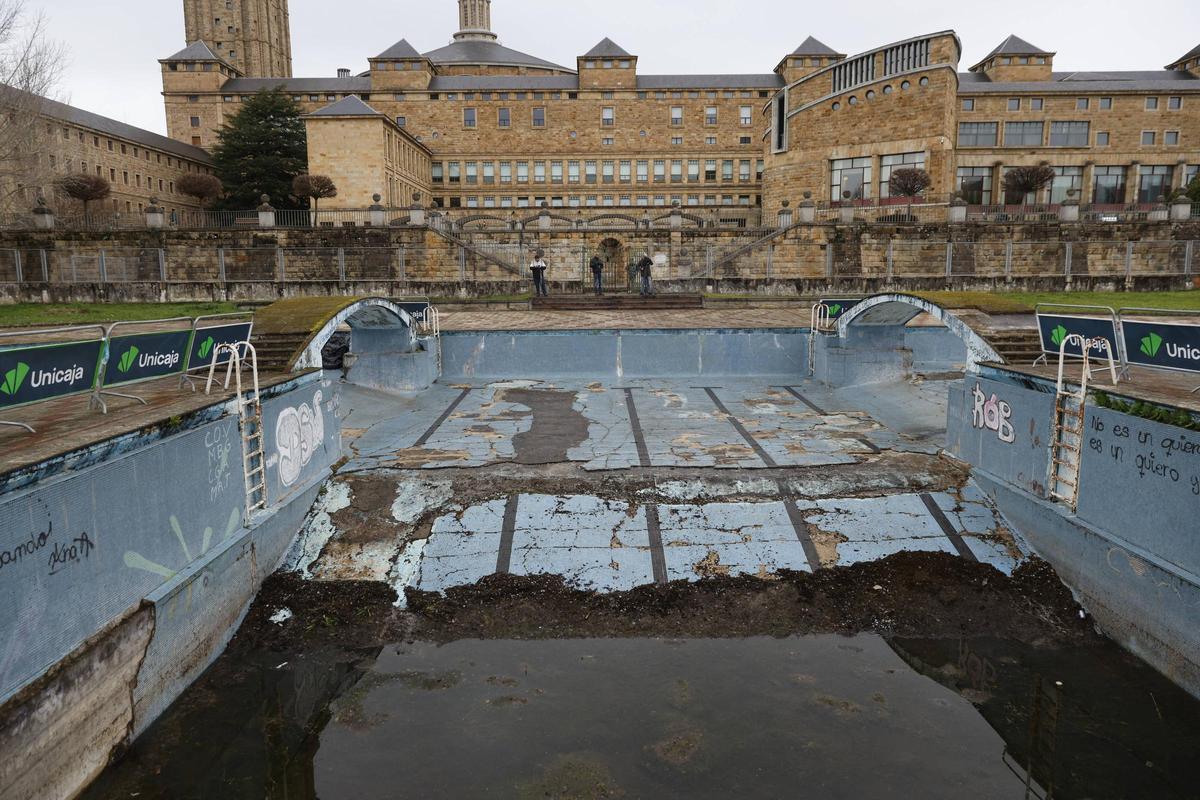 La visita de los técnicos a la piscina de la Laboral, en imágenes