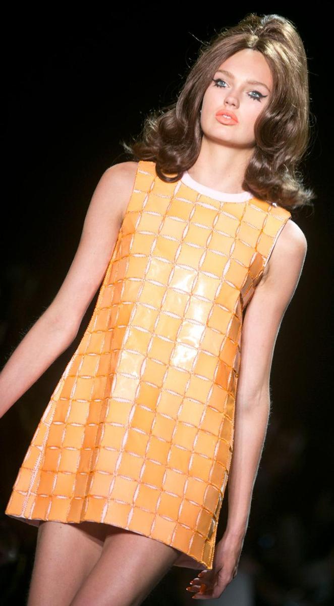 Nueva York Fashion Week: Jeremy Scott, mini vestido naranja
