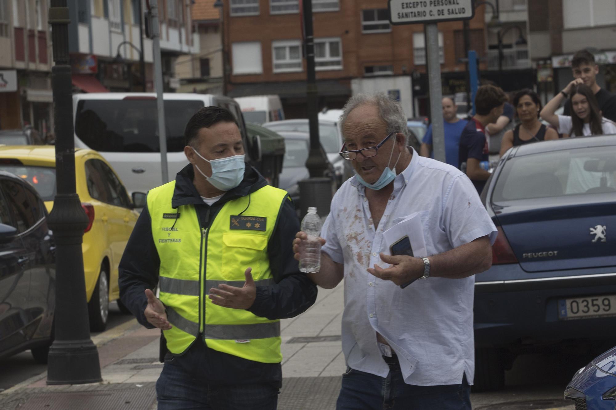 En imágenes: Un joven armado se atrinchera en un piso y provoca gran alarma en el vecindario, en Castrillón