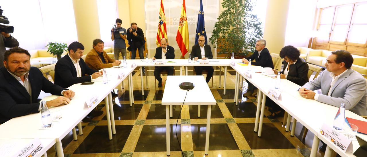 Jesús Gericó, primero por la izquierda, en una de las reuniones del presidente aragonés, Javier Lambán, con los alcaldes del Pirineo.