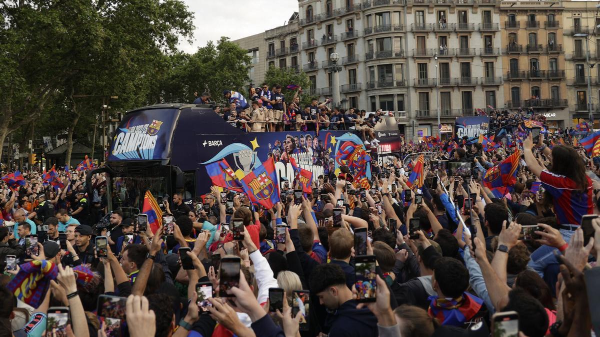 En 2023, los equipos masculino y femenino del Barça hicieron una rúa conjunta por las calles de Barcelona para celebrar sus títulos