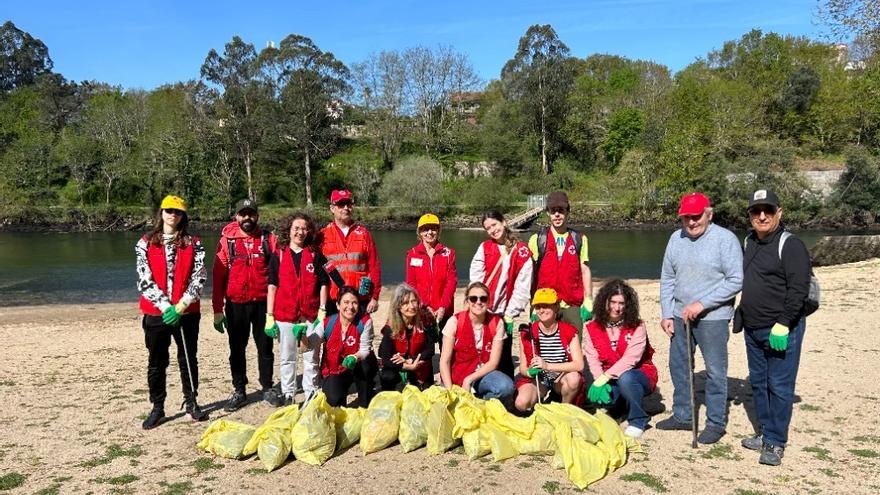 Voluntarios de la Cruz Roja retiran basura de las orillas del Lérez en Pontevedra