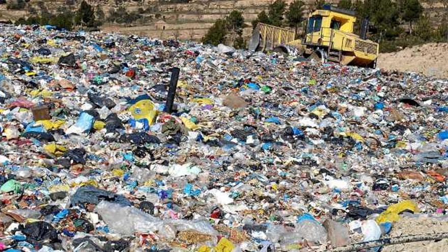 Maquinària treballant al dipòsit controlat de residus del Parc Ambiental de Bufalvent