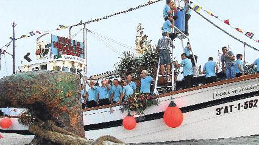 La imagen de la Virgen del Carmen fue embarcada en el pesquero Rosa María Juárez para realizar su recorrido por la bahía seguida de numerosos barcos de recreo.