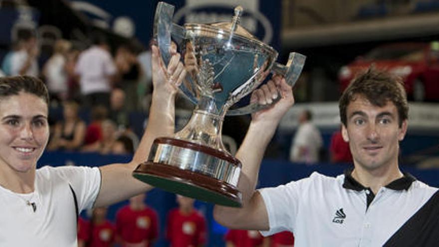Robredo y María José Martínez posan con el trofeo tras su victoria en la final de dobles mixta de la Copa Hopman