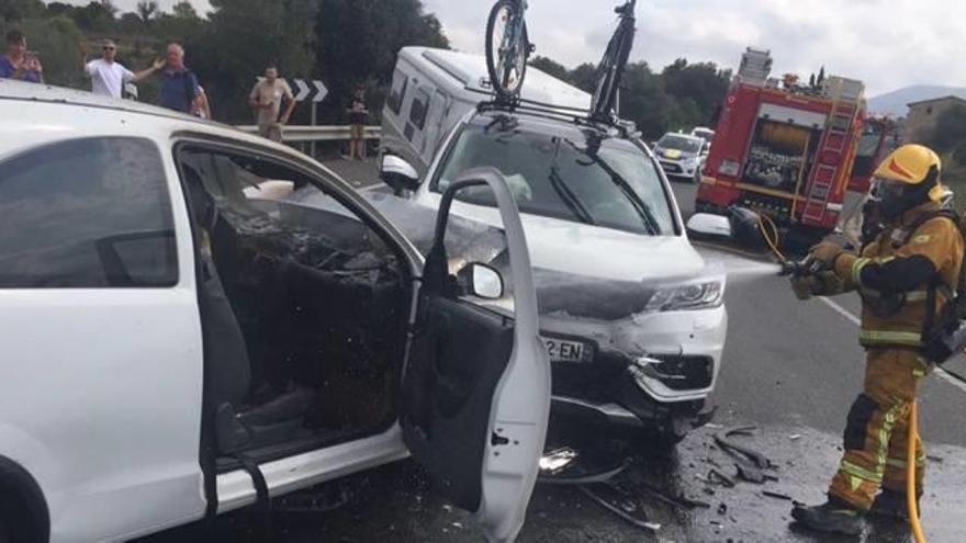 Imagen de los vehículos accidentados y un bombero trabajando.