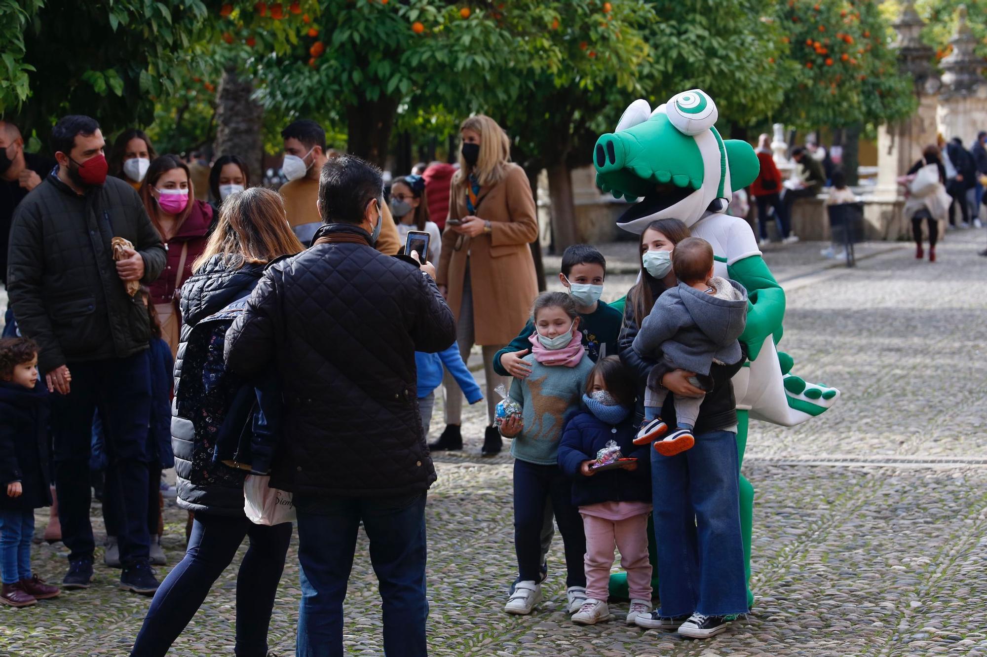 Los Reyes Magos reciben a los niños de Córdoba en el Patio de los Naranjos