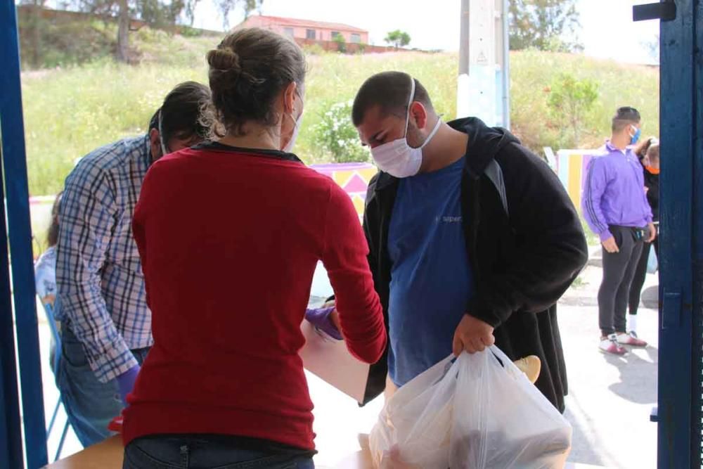 Reparto solidario de comida en los Asperones