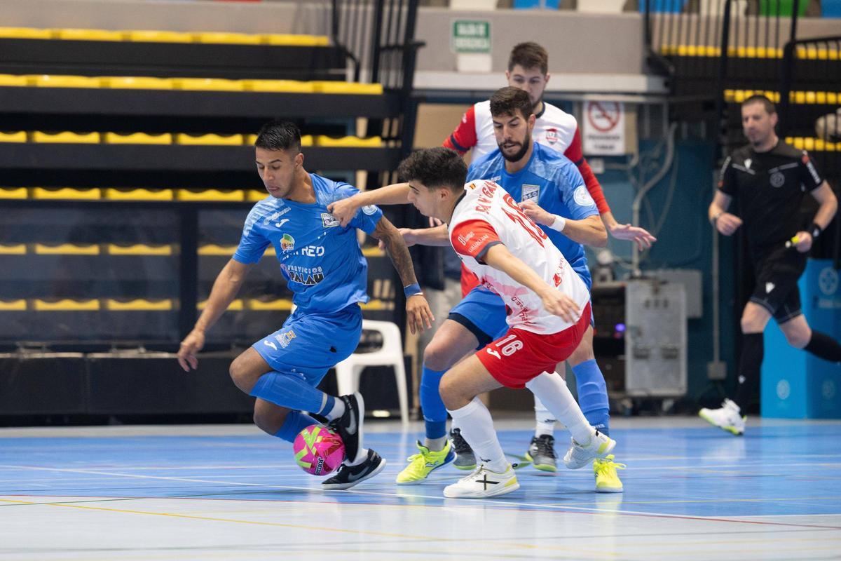 Caruso disputa el balón durante el encuentro frente al CD Leganés