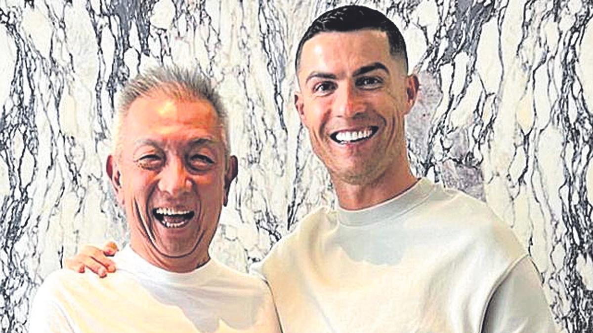 Peter Lim y Cristiano Ronaldo, sonrientes