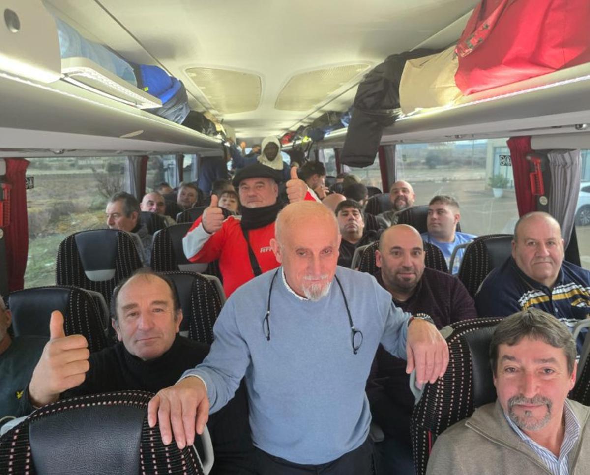 Rosas en el autobús de Bueu 
a Madrid. |  FdV