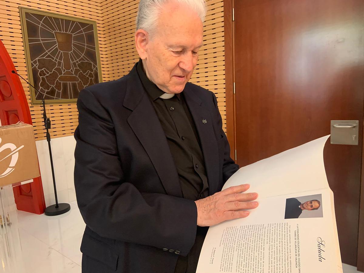 Domínguez, con el saluda que se realizó con motivo de la visita a València del ahora Papa.