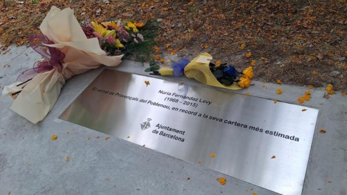 Placa en recuerdo de la cartera Núria Fernández, en Sant Martí