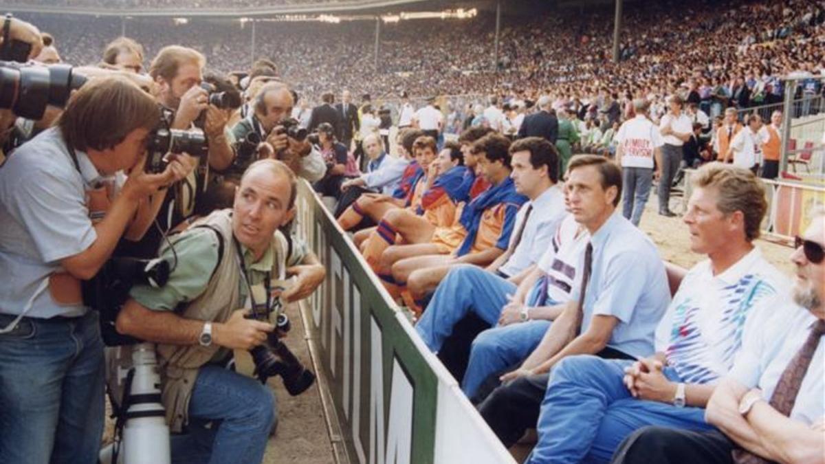 Johan Cruyff, sentado en el banquillo de Wembley, mintutos antes de haber pronunciado la célebra frase