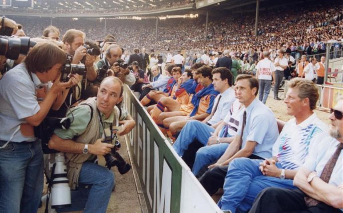 Johan Cruyff, sentado en el banquillo de Wembley, mintutos antes de haber pronunciado la célebra frase