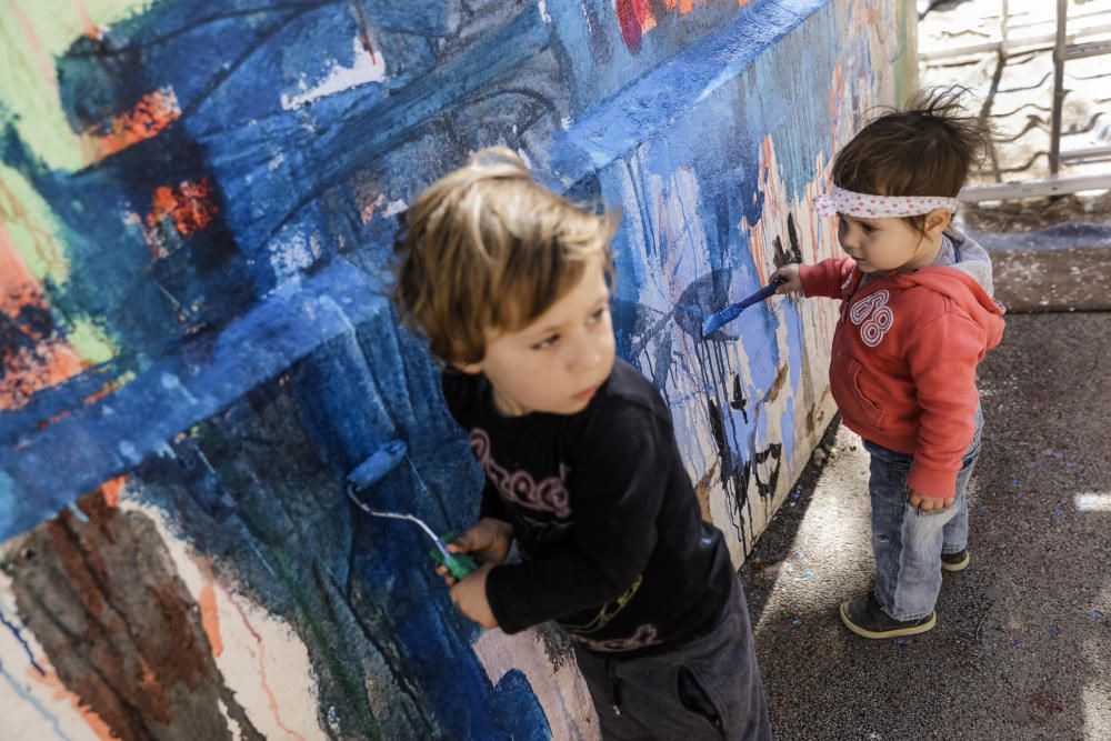 Familias y niños pintan el Molinar