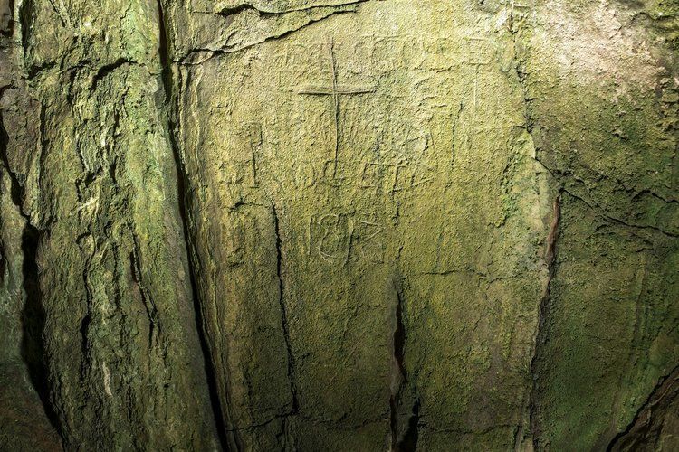 Las fotos de la misión francesa que han descubierto ciento de inscripciones de soldados de Napoleón en una cueva de Cabrera