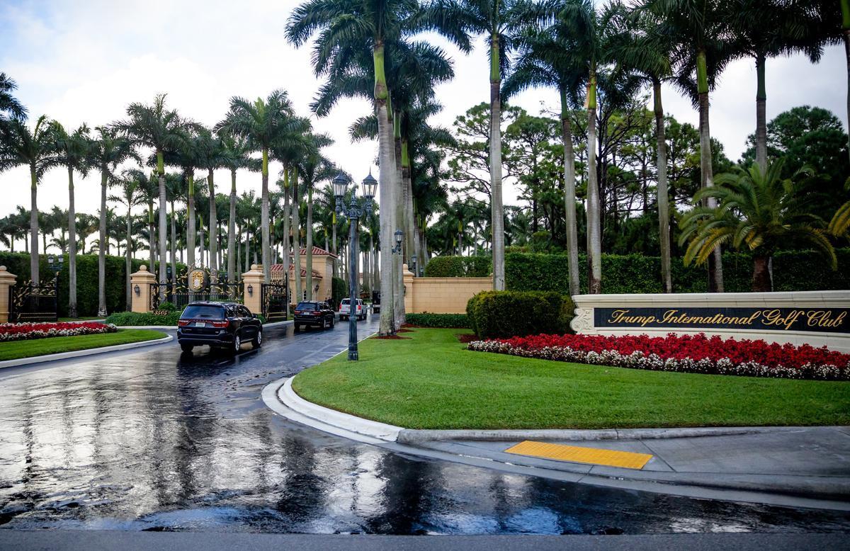 La caravana del presidente Donald Trump entra en el Trump International Golf Club durante una mañana lluviosa en West Palm Beach, Florida, el sábado 28 de diciembre de 2019