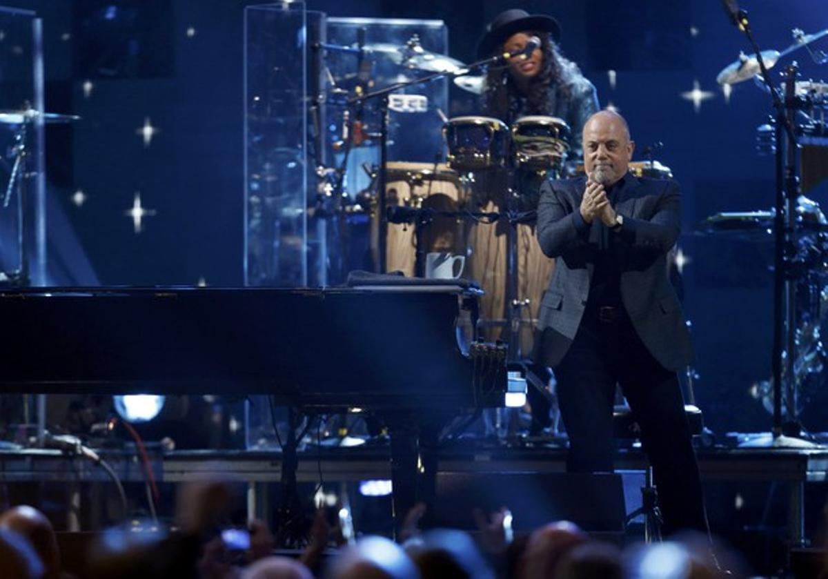 Billy Joel durant el seu directe al concert 12-12-12 per als afectats del ’Sandy’.