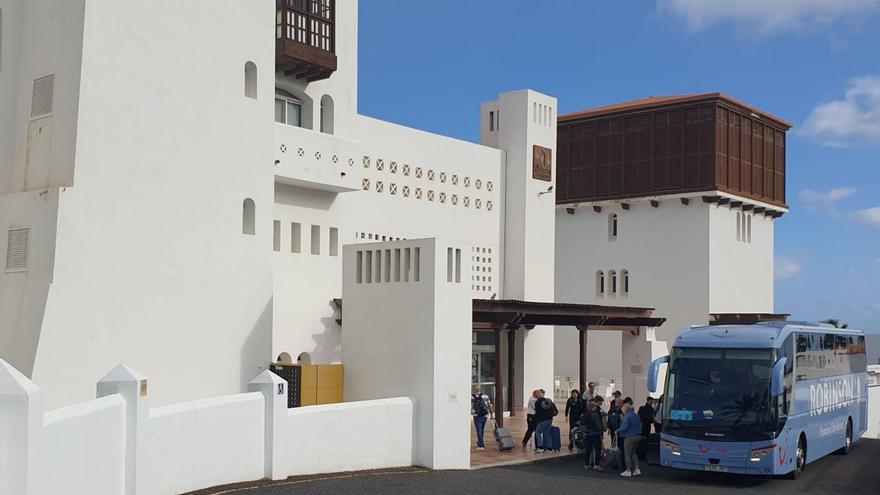 Un grupo de turistas llegando al hotel Club Fuerteventura Princess, ubicado en la zona de Butihondo, ayer.