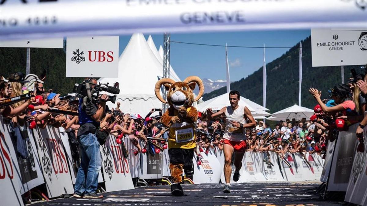 Kilian Jornet cruzando meta en la Sierre-Zinal