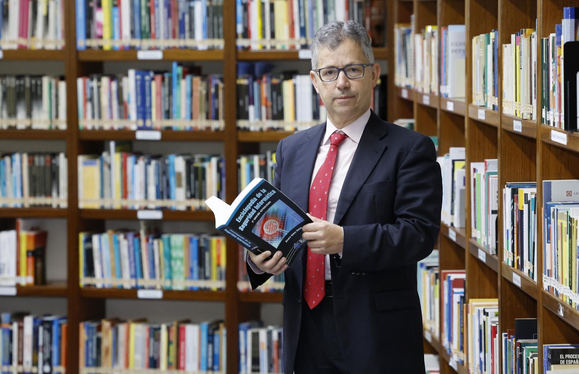 Álvaro Gómez Vieites, con uno de sus libros en la biblioteca de la UIE (Universidad Intercontinental de la Empresa)