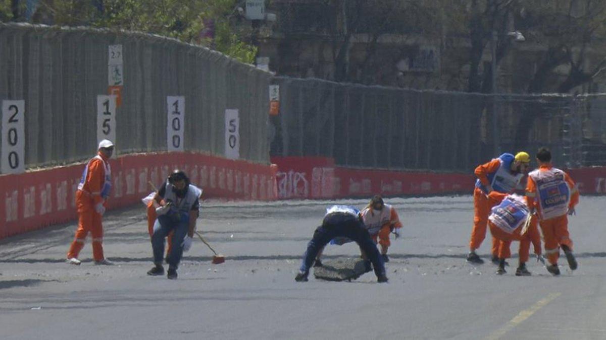 Operarios del circuito de Bakú tratando de arreglar los desperfectos de la pista