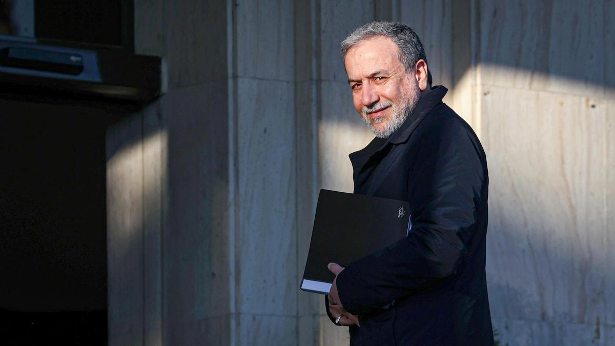 El ministro de Exteriores de Irán, Abbas Araqchi, acude a dialogar con los emisarios del presidente estadounidense Donald Trump.