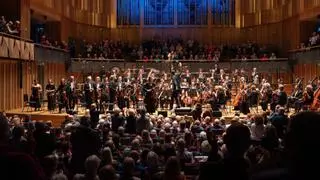 La Sinfónica de Galicia en Bristol: la orquesta viaja de A Coruña al Reino Unido y abre su gira británica con el público en pie