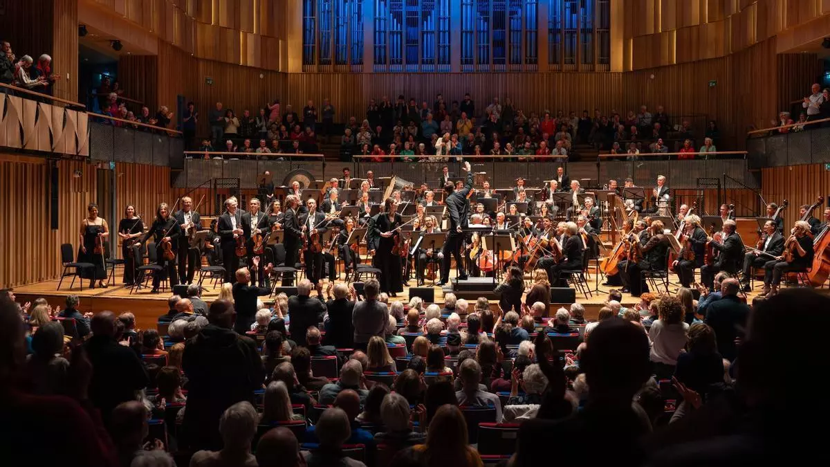 La Sinfónica de Galicia en Bristol: la orquesta viaja de A Coruña al Reino Unido y abre su gira británica con el público en pie