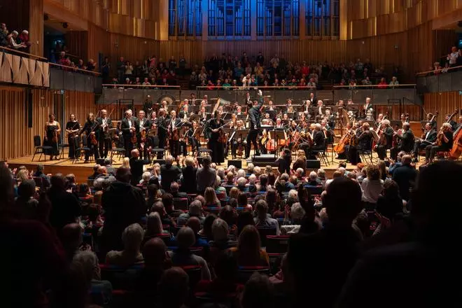 La Sinfónica de Galicia en Bristol: la orquesta viaja de A Coruña al Reino Unido y abre su gira británica con el público en pie