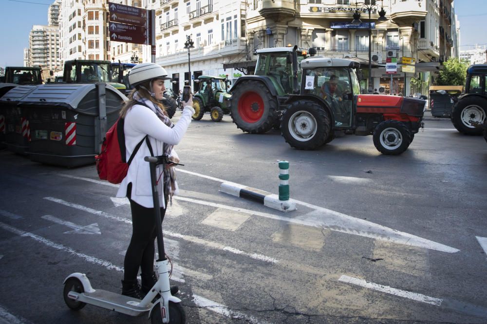 FOTOS: La tractorada de los agricultores toma València