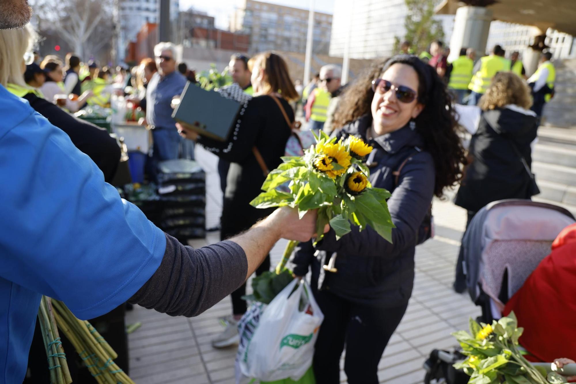 Las imágenes del plante de los agricultores frente a la Asamblea, donde han repartido frutas y hortalizas