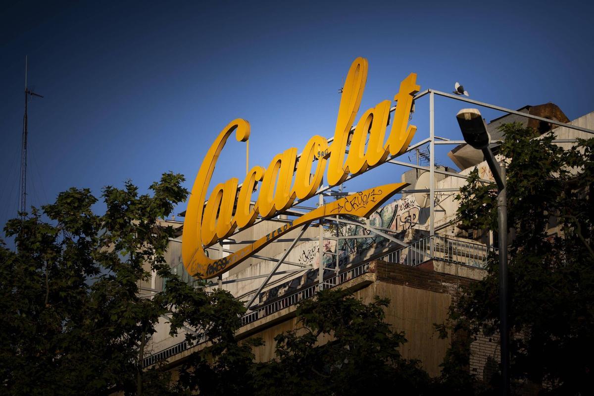 Barcelona rescatarà de la ruïna l’icònic rètol de Cacaolat a l’antiga fàbrica de Letona